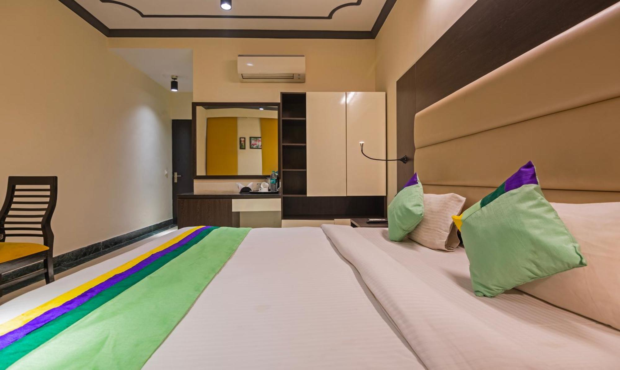 Super Townhouse Sushant Lok Phase 1 Formerly Hotel Neven Gurgaon Ngoại thất bức ảnh