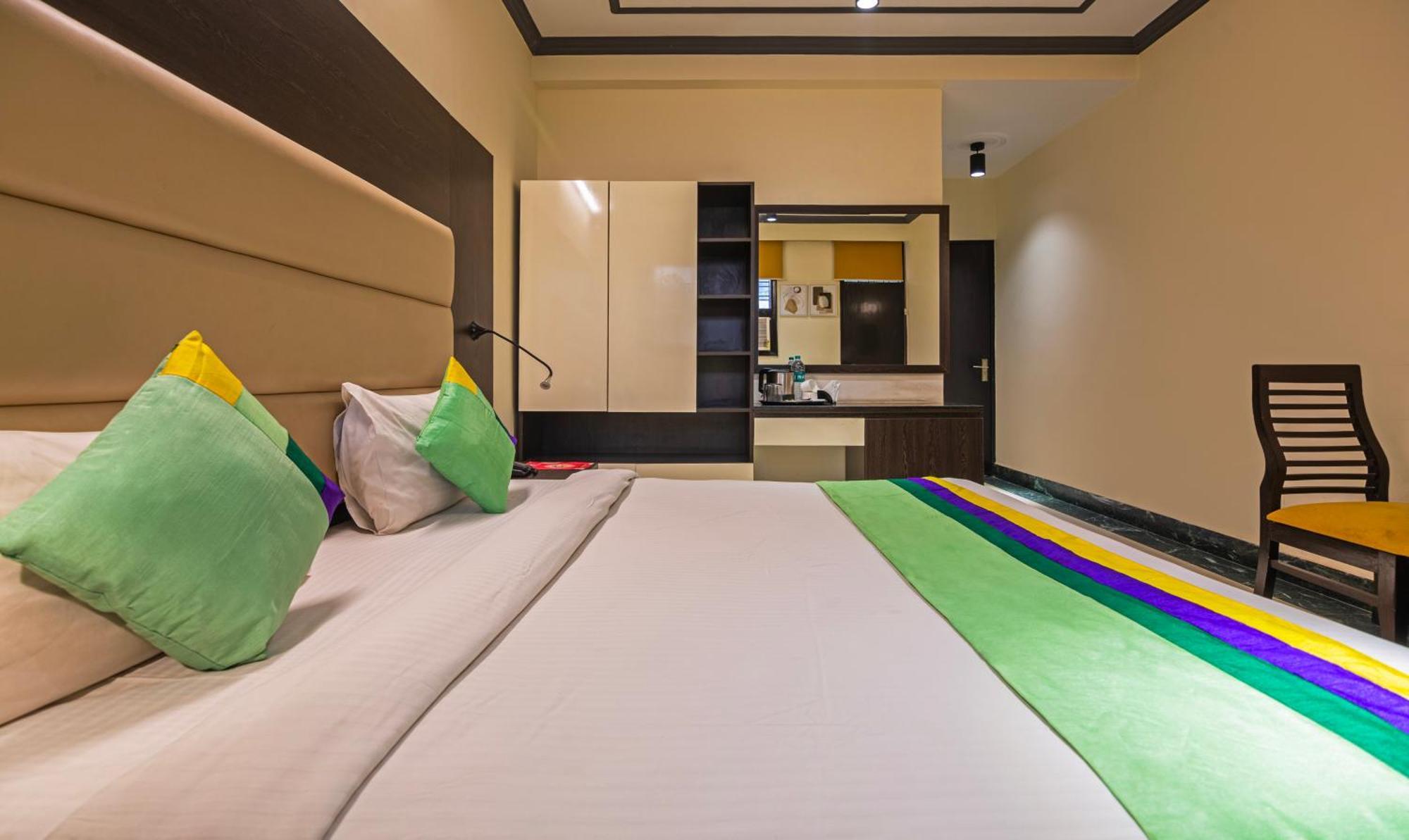 Super Townhouse Sushant Lok Phase 1 Formerly Hotel Neven Gurgaon Ngoại thất bức ảnh