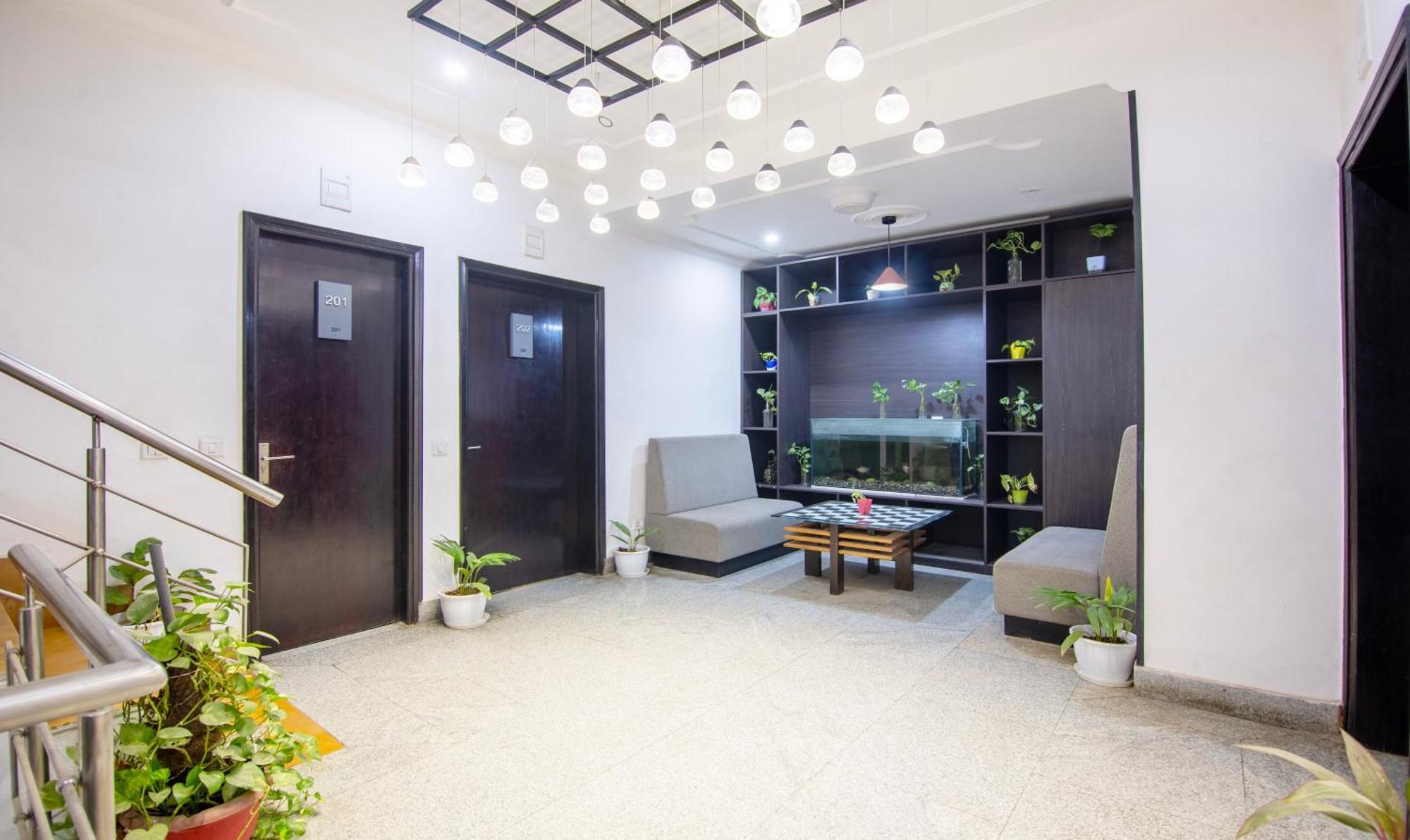 Super Townhouse Sushant Lok Phase 1 Formerly Hotel Neven Gurgaon Ngoại thất bức ảnh